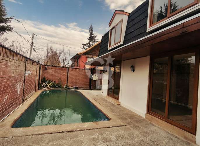 Exclusiva Casa en Vitacura: Lujo, Confort y Tranquilidad