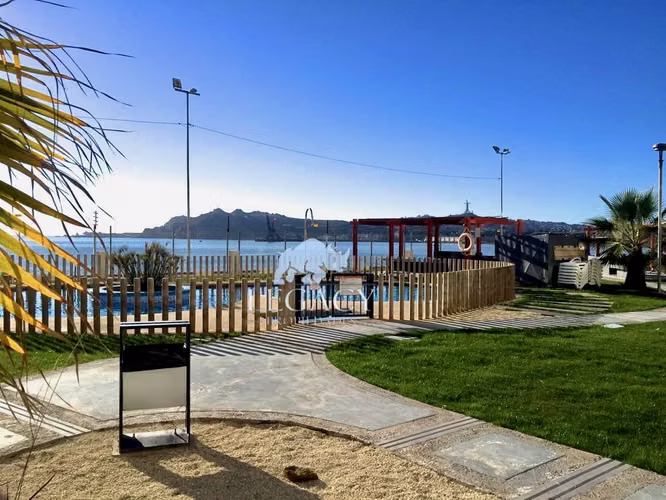 Primera línea, playa La Herradura
