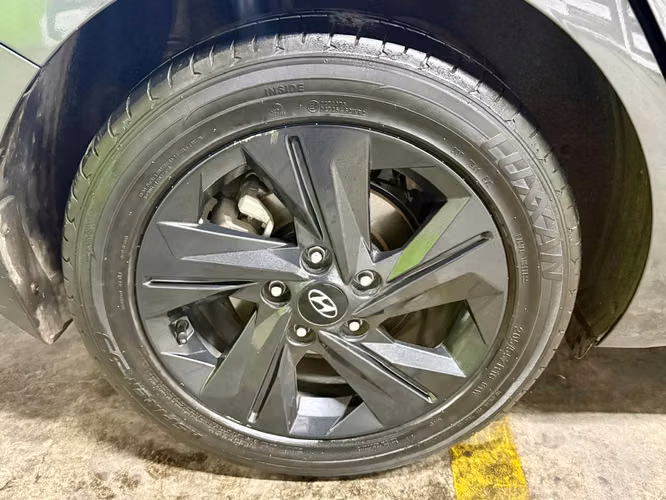 Hyundai Elantra 1.6 MT