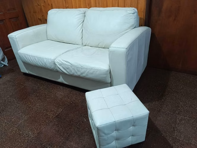 Mueble dos puestos de cuero con puff