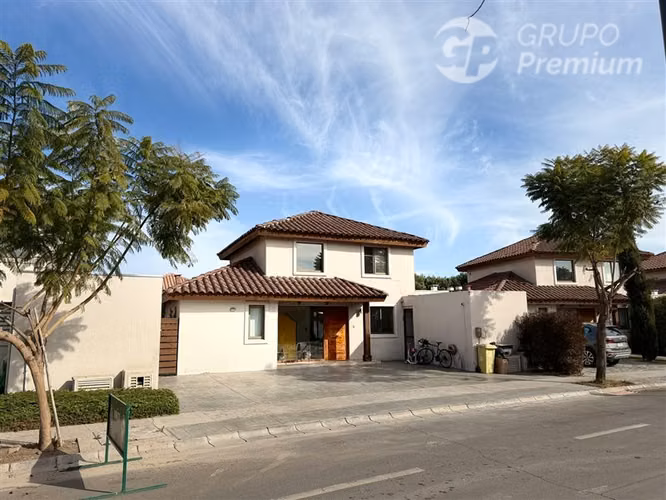 Casa en venta de 5D 3B Condominio Las Calandrias Chicureo