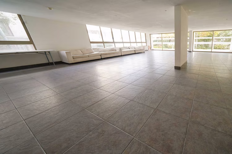 Amplio departamento en excelente ubicación. (175489)