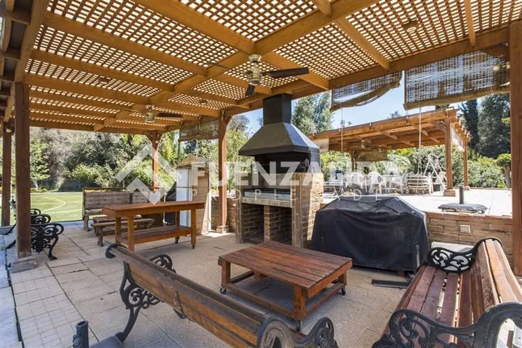 Parcela venta en Batuco, 4 dormitorios y 5 baños. Piscina.