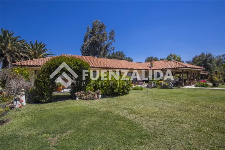 Parcela venta en Batuco, 4 dormitorios y 5 baños. Piscina.