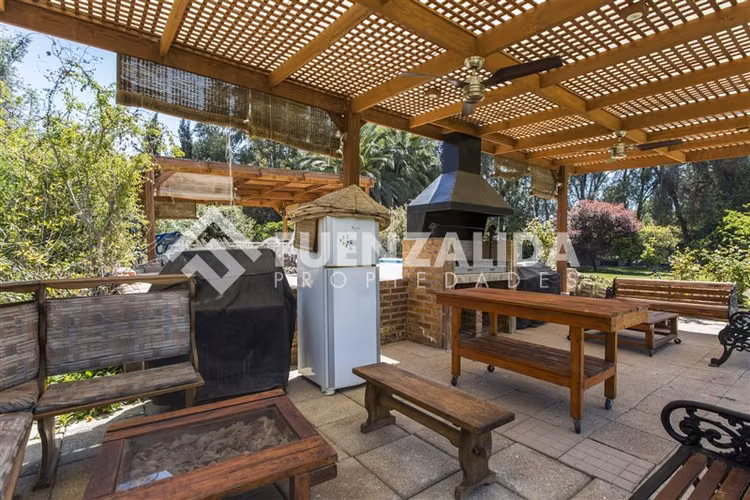 Parcela venta en Batuco, 4 dormitorios y 5 baños. Piscina.