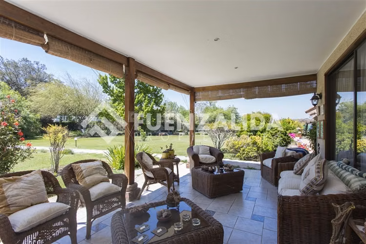 Parcela venta en Batuco, 4 dormitorios y 5 baños. Piscina.