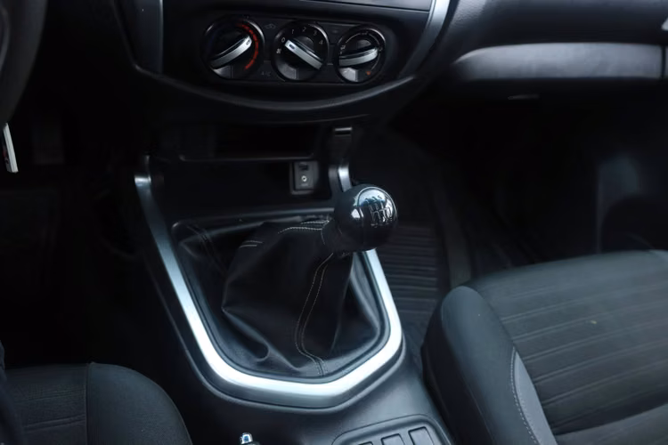 NISSAN NAVARA 4X2 AÑO 2022 FULL EQUIPO AC 2.3D MT6
