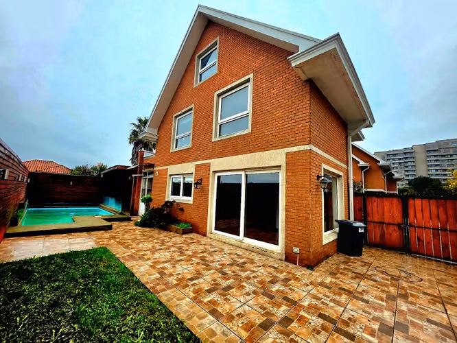 Arriendo casa con Piscina en Condominio en Gabriela Mistral