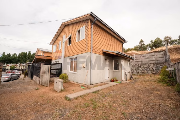 Casa esquina con patio en lomas de antú