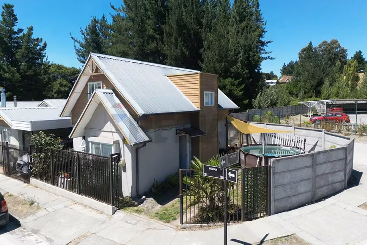 Casa esquina con gran patio en lomas de antú