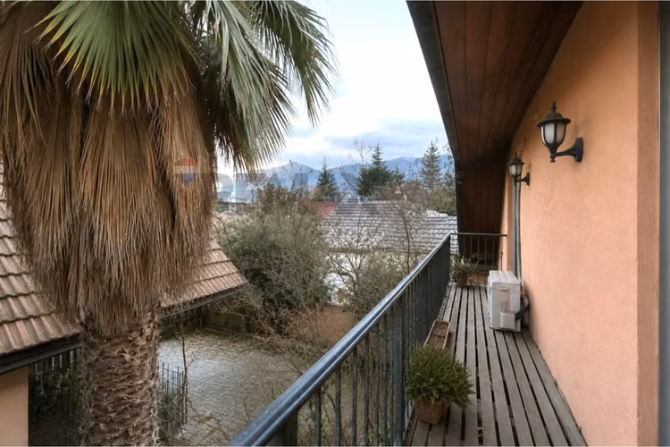 Amplia casa 6d | 5b con piscina en las condes