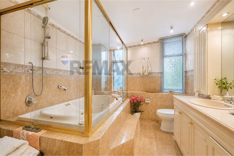 Amplia casa 6d | 5b con piscina en las condes