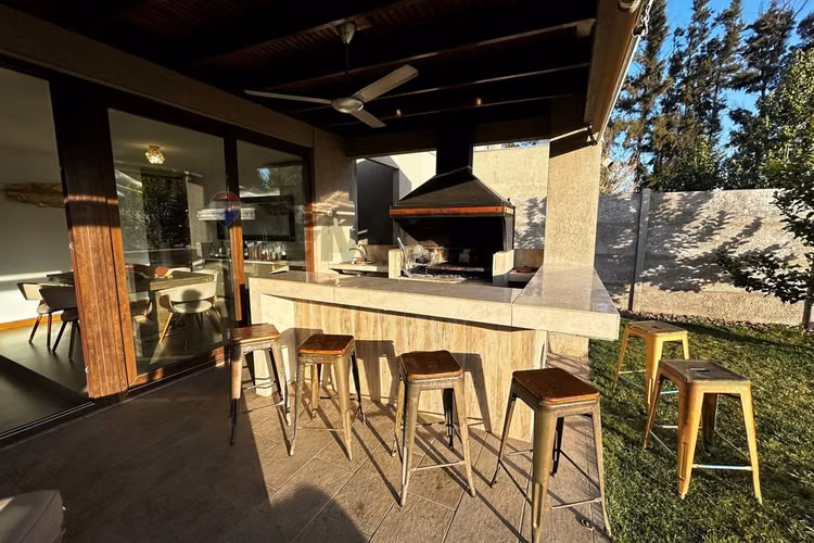 Moderna casa en condominio con piscina en colina