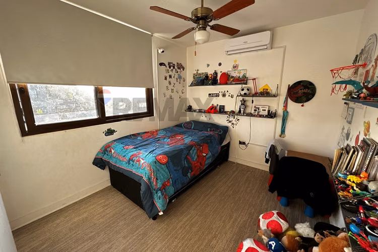 Moderna casa en condominio con piscina en colina