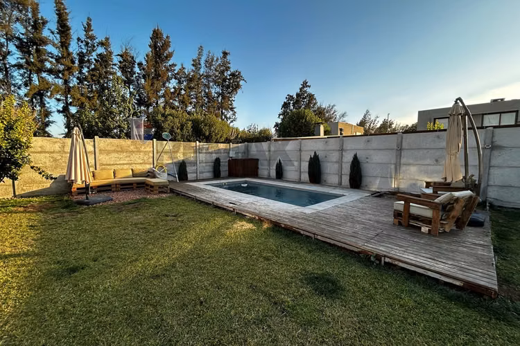 Moderna casa en condominio con piscina en colina