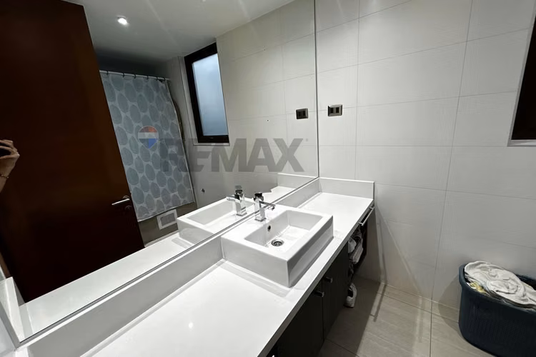 Moderna casa en condominio con piscina en colina