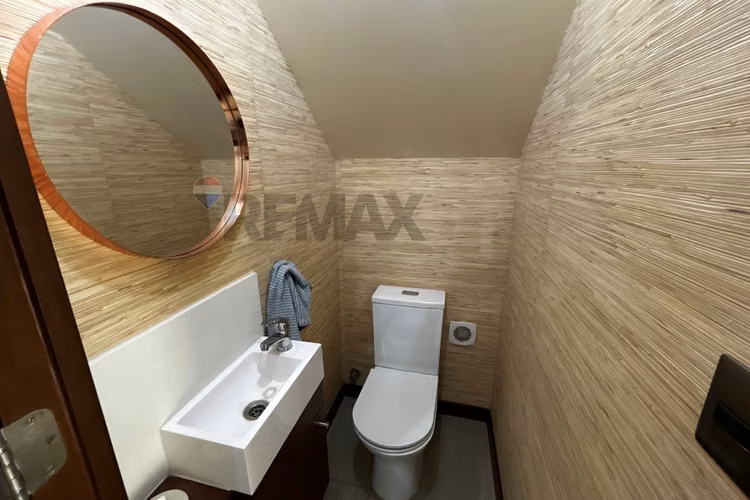 Moderna casa en condominio con piscina en colina