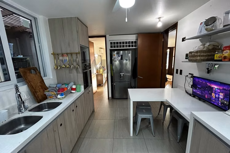 Moderna casa en condominio con piscina en colina
