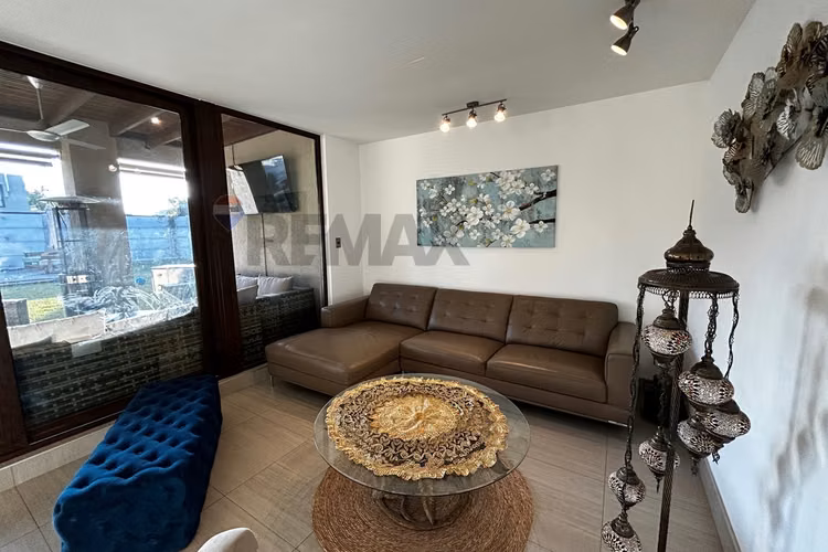 Moderna casa en condominio con piscina en colina