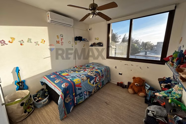 Moderna casa en condominio con piscina en colina
