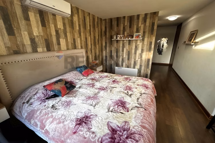 Moderna casa en condominio con piscina en colina