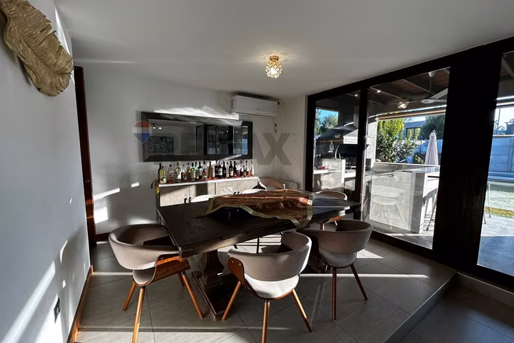 Moderna casa en condominio con piscina en colina