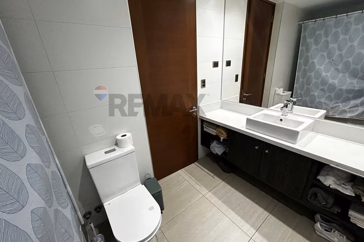 Moderna casa en condominio con piscina en colina