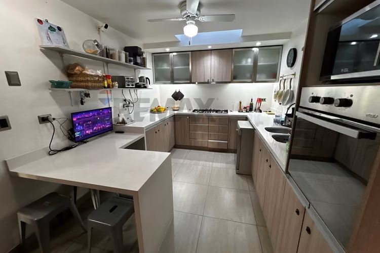 Moderna casa en condominio con piscina en colina
