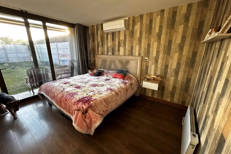 Moderna casa en condominio con piscina en colina