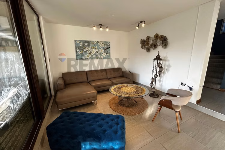 Moderna casa en condominio con piscina en colina