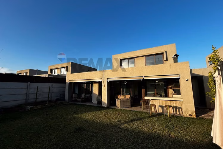 Moderna casa en condominio con piscina en colina