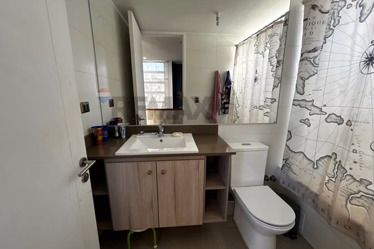 Moderna casa en condominio con piscina en colina