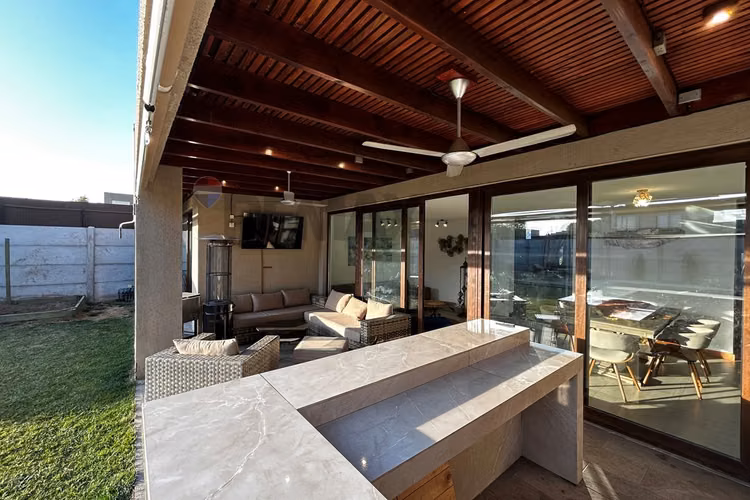 Moderna casa en condominio con piscina en colina
