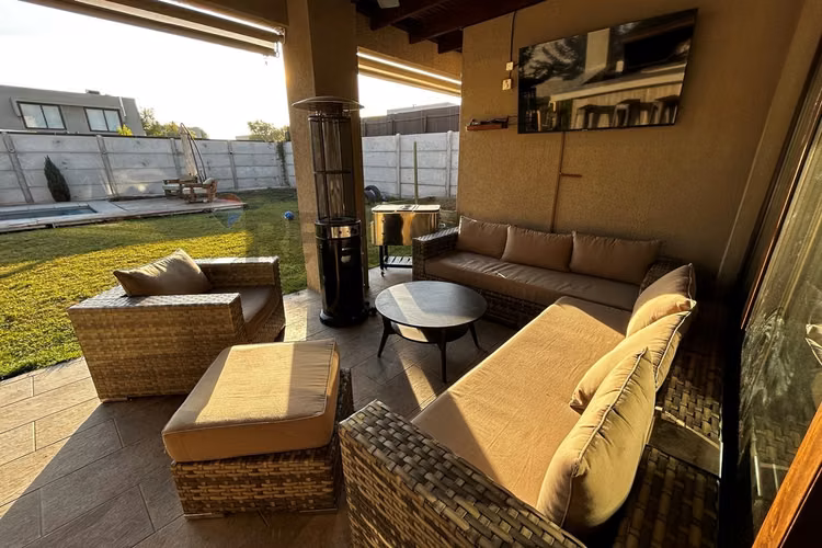 Moderna casa en condominio con piscina en colina