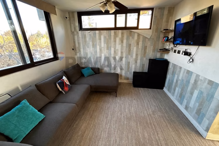 Moderna casa en condominio con piscina en colina