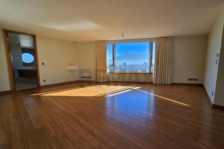 Exclusivo penthouse en el golf ! 4d + sala