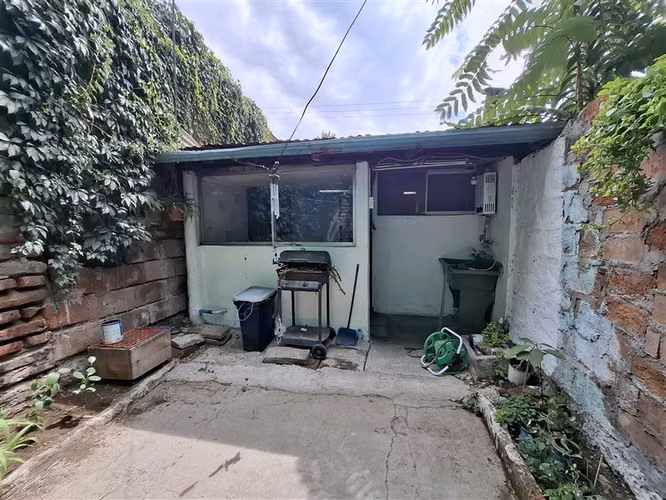 LOCAL COMERCIAL 145 m2 en 213 de terreno renovado. 3 accesos independientes