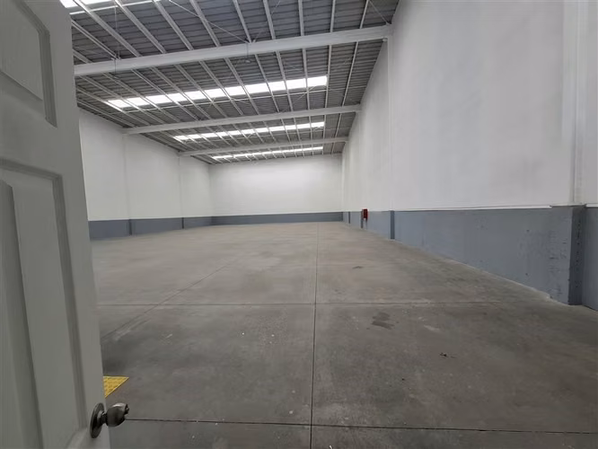 BODEGA San Ignacio 660 y 136 m2 de oficinas por habilitar 5 est.
