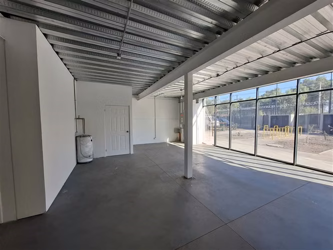 BODEGA San Ignacio 660 y 136 m2 de oficinas por habilitar 5 est.