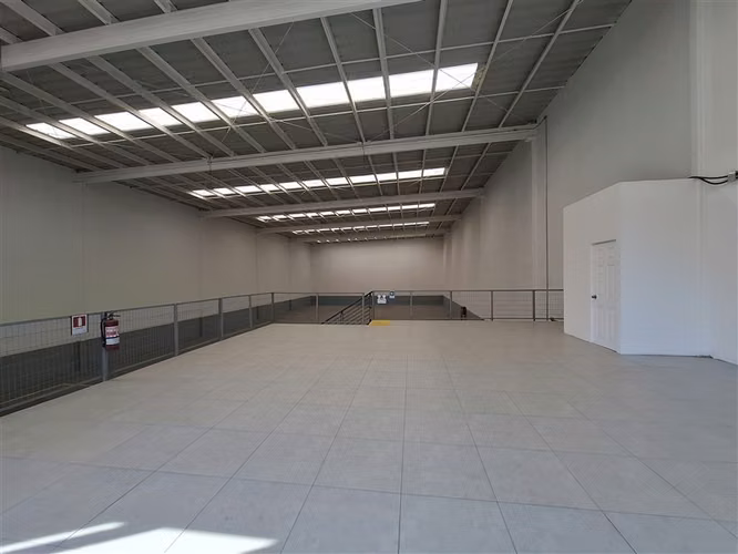 BODEGA San Ignacio 660 y 136 m2 de oficinas por habilitar 5 est.