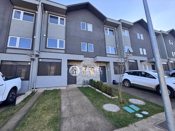 EN VENTA MODERNA CASA TOWNHOUSE NUEVAS CONDOMINIO BOTROLHUE – TEMUCO