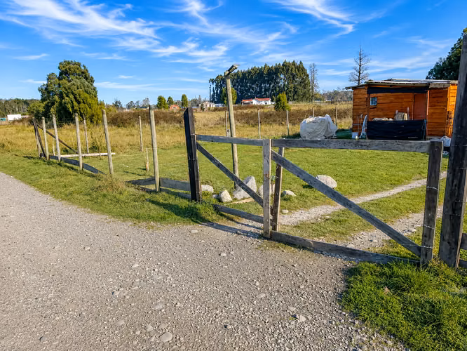 PARCELA PLANA 5000MTS FRUTILLAR CON CONSTRUCCIÓN DE MADERA