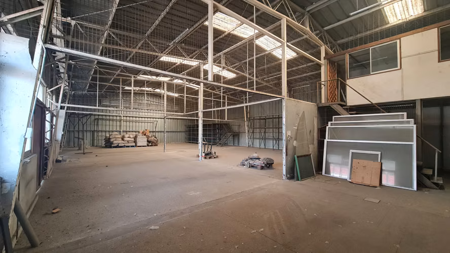 CERCA DE CUIDAD EMPRESARIAL, HUECHURABA: PROPIEDAD INDUSTRIAL 3.000 M2 CON INSTALACIONES - Imagen 6