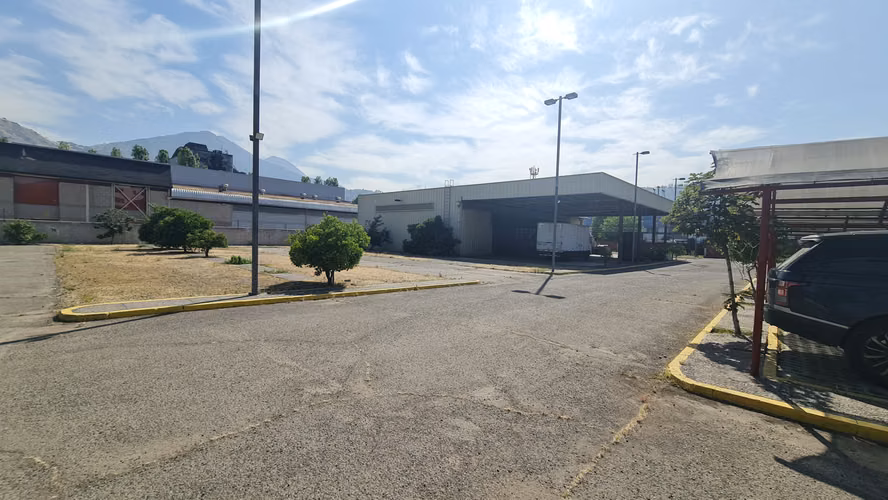 CERCA DE CUIDAD EMPRESARIAL, HUECHURABA: PROPIEDAD INDUSTRIAL 3.000 M2 CON INSTALACIONES - Imagen 10