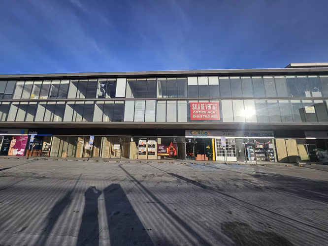 Arriendo De Local Comercial En Moderno Centro Comercial