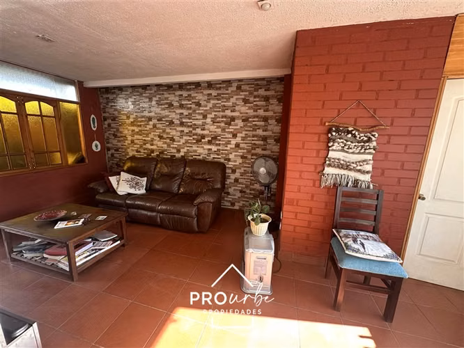 Venta acogedora casa en Jardines de Vespucio 3D,3B