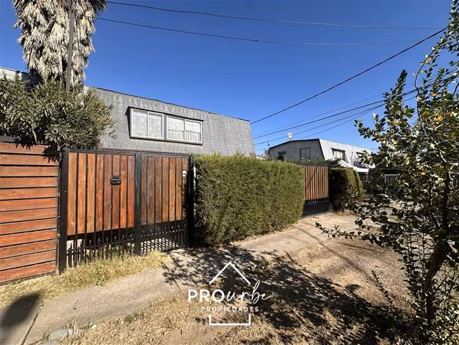 Venta acogedora casa en Jardines de Vespucio 3D,3B