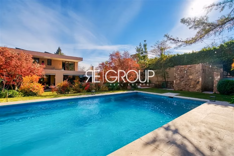 Casa en arriendo de 6 dorm. en Lo Barnechea