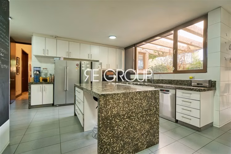 Casa en arriendo de 6 dorm. en Lo Barnechea