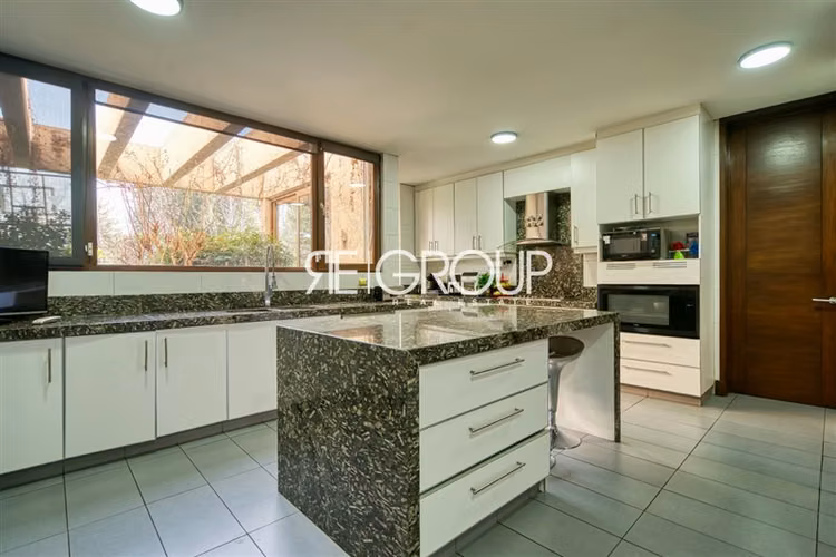 Casa en arriendo de 6 dorm. en Lo Barnechea